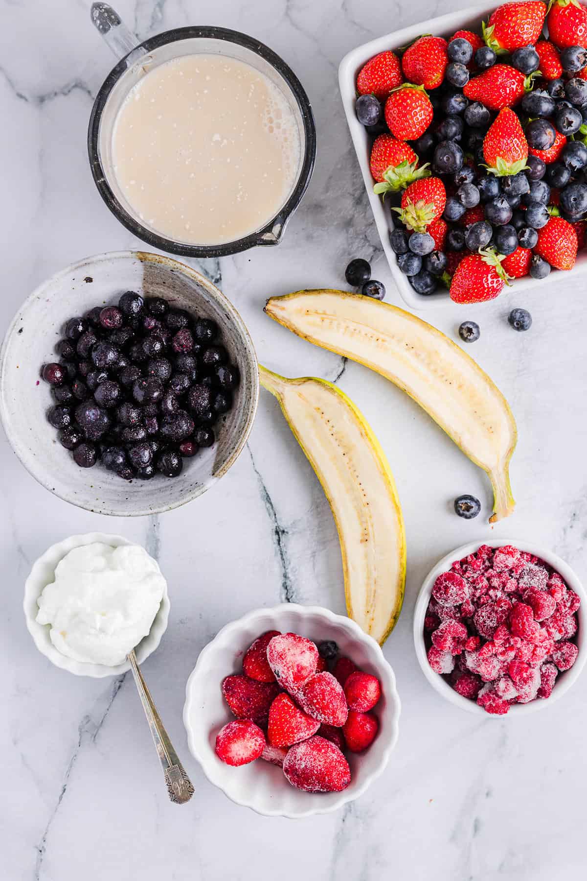 Start your morning with this perfect Mixed Berry Smoothie that is not only refreshing, but packed with antioxidants, fiber and vitamins!  So colorful and nutritious!