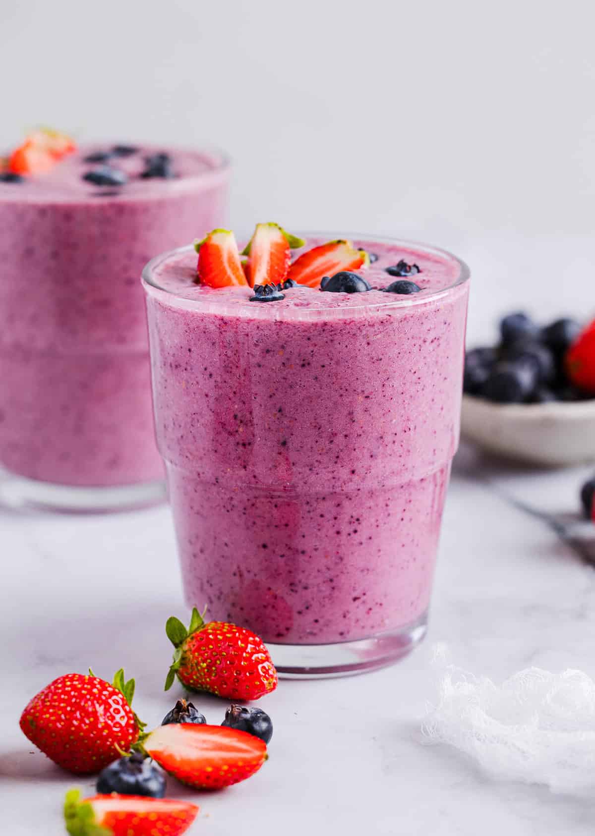 Start your morning with this perfect Mixed Berry Smoothie that is not only refreshing, but packed with antioxidants, fiber and vitamins!  So colorful and nutritious!