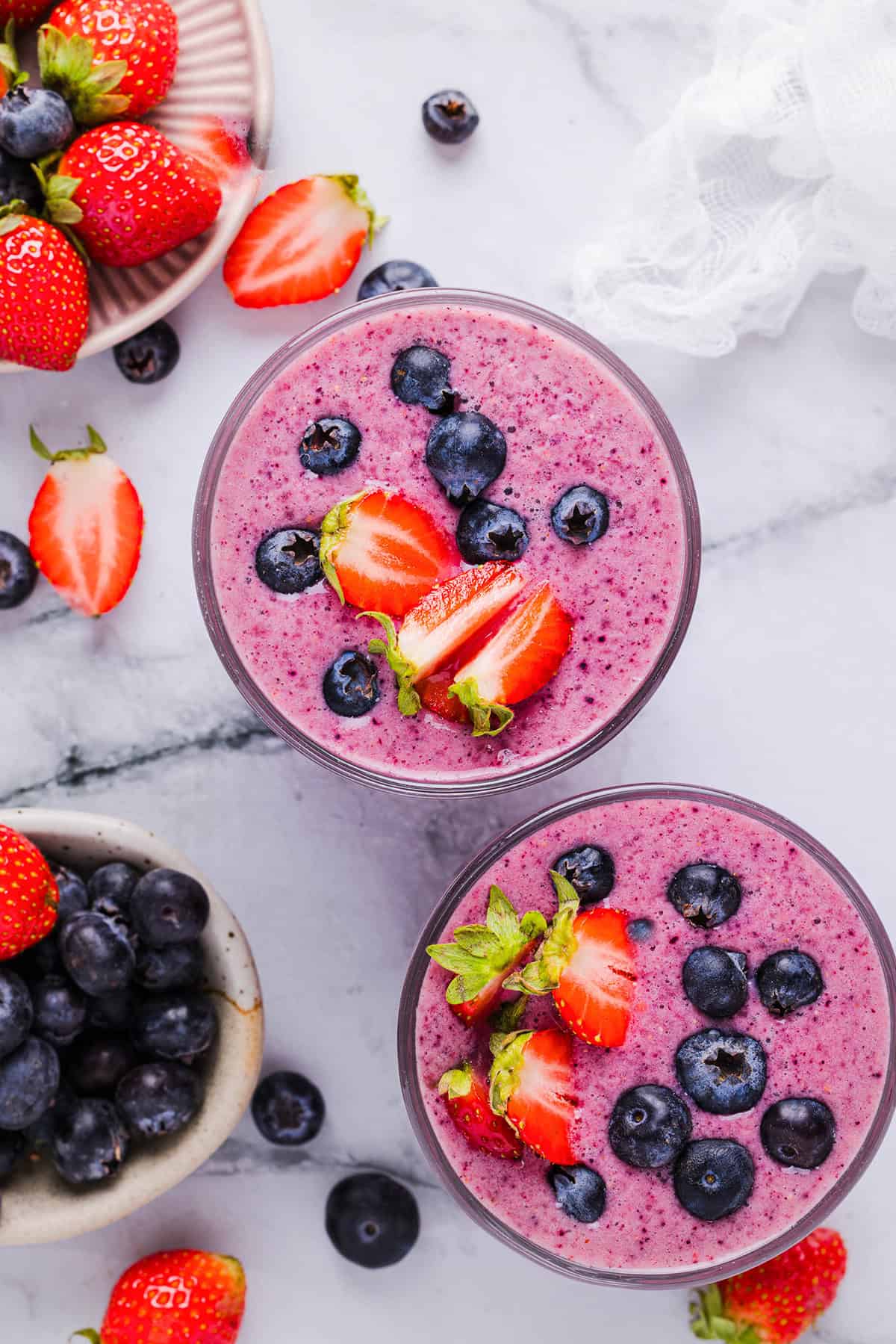 Start your morning with this perfect Mixed Berry Smoothie that is not only refreshing, but packed with antioxidants, fiber and vitamins!  So colorful and nutritious!