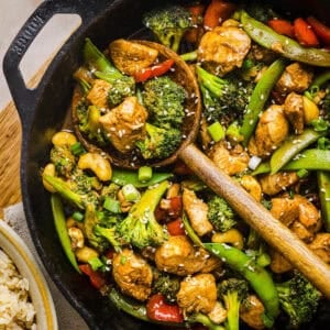 This Healthy Cashew Chicken Stir Fry is the perfect weeknight meal that is quick and easy to make, full of fresh veggies and tossed together in a delicious homemade peanut sauce!