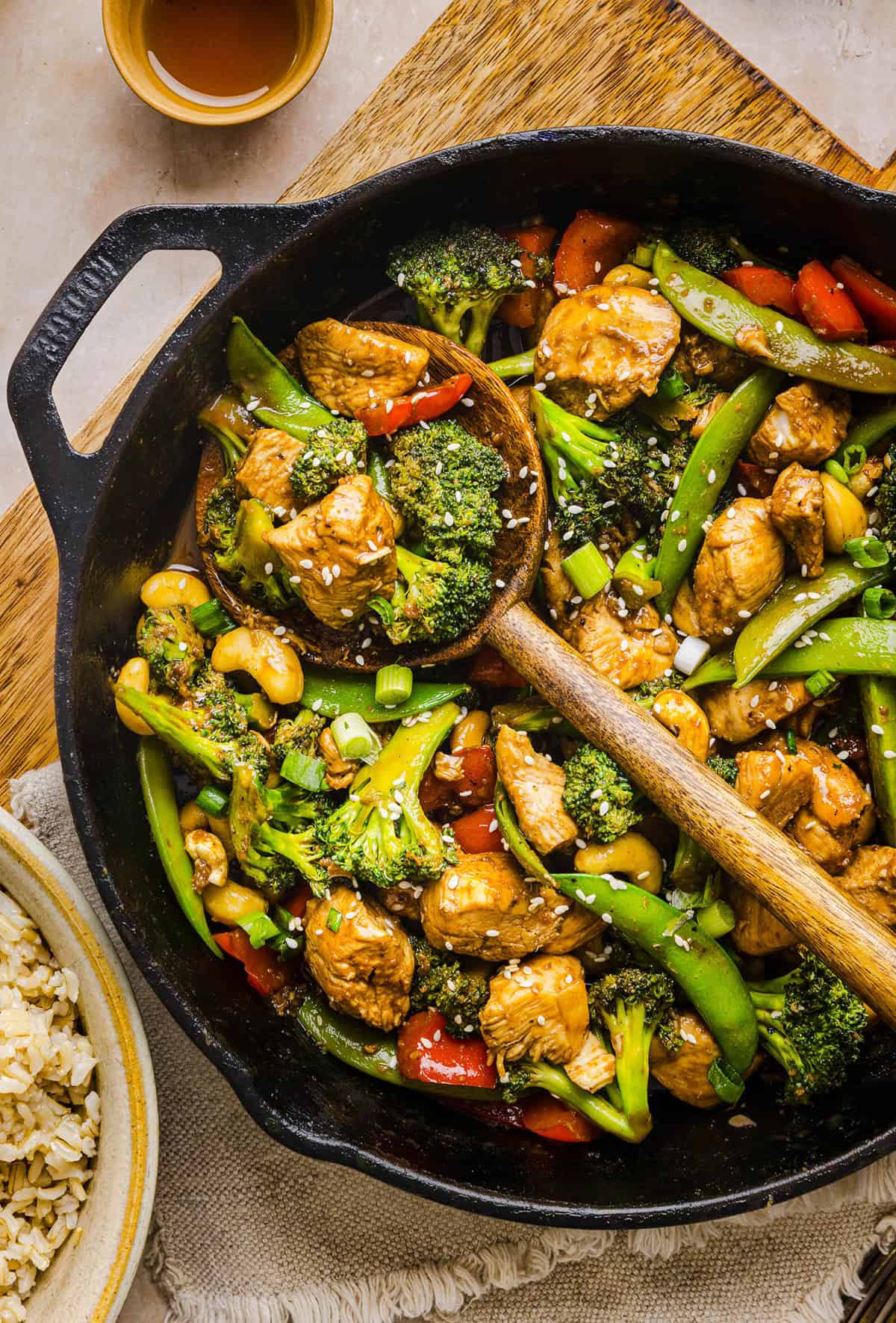 This Healthy Cashew Chicken Stir Fry is the perfect weeknight meal that is quick and easy to make, full of fresh veggies and tossed together in a delicious homemade peanut sauce!