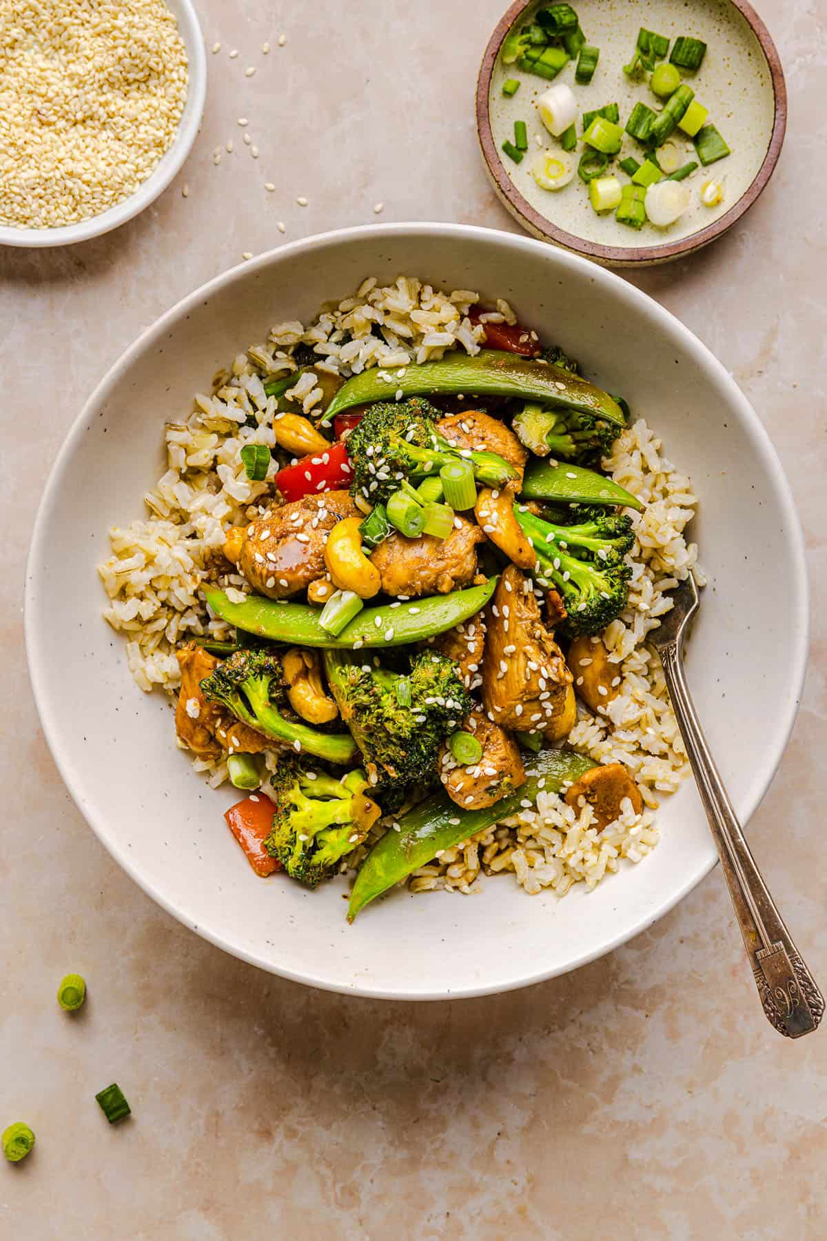 This Healthy Cashew Chicken Stir Fry is the perfect weeknight meal that is quick and easy to make, full of fresh veggies and tossed together in a delicious homemade peanut sauce!