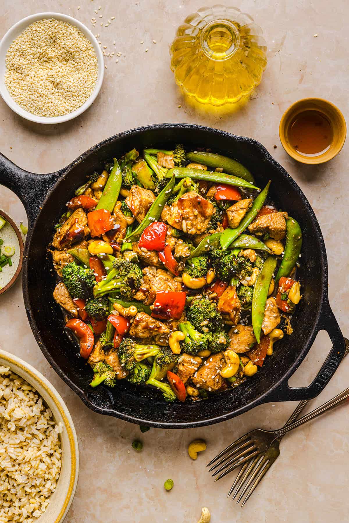 This Healthy Cashew Chicken Stir Fry is the perfect weeknight meal that is quick and easy to make, full of fresh veggies and tossed together in a delicious homemade peanut sauce!