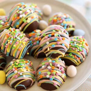 These Healthy Chocolate Peanut Butter Eggs are an easy no-bake Easter treat made with just a few simple ingredients! A healthier version of Reese's eggs that are gluten-free and refined sugar-free!