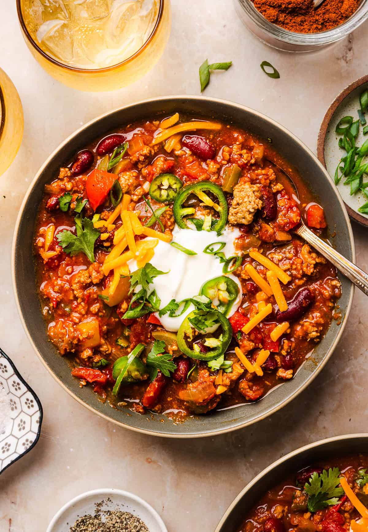 Healthy turkey chili with ground turkey, kidney beans, tomatoes, and bell peppers.
